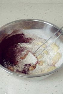 【杂粮可可华夫饼】,过筛加入混合的杂粮粉可可粉泡打粉，轻轻翻拌均匀。