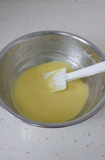 【高粉黑芝麻蓝莓蛋糕卷】,用刮刀轻微搅拌均匀，即成蛋黄糊。