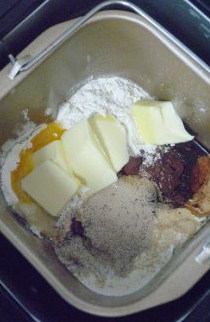 【可可果仁面包卷】,所有材料放入面包桶和成光滑的面团。