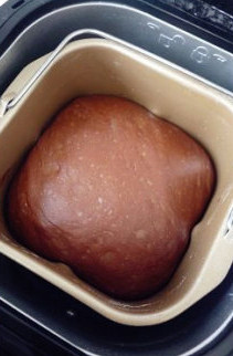 【可可果仁面包卷】,然后让面团发酵至原来的两倍大。