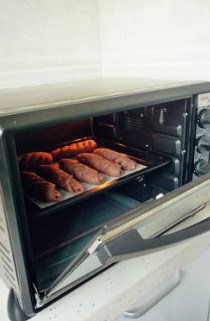 【可可果仁面包卷】,放入烤箱，上下火150度，10分钟烤焙。