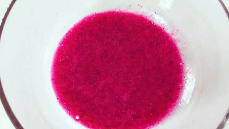 宝宝辅食：红心火龙果班戟,用搅拌机搅成细腻的火龙果泥
》可改用火龙果汁，或者过筛一遍，会更加细腻