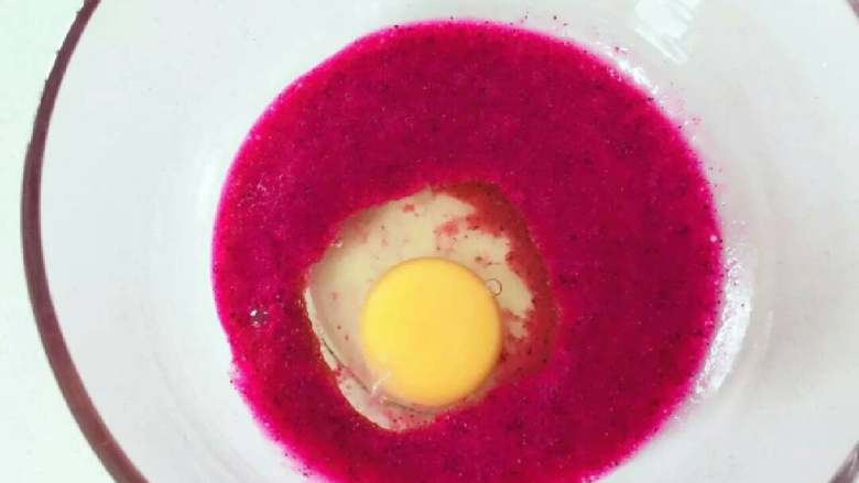 宝宝辅食：红心火龙果班戟,打入一个<a style='color:red;display:inline-block;' href='/shicai/ 9'>鸡蛋</a>
》还不能吃蛋清的话，直接用蛋黄，加一点水。