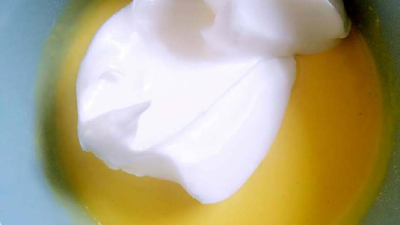#寻找网厨代言人#芒果流心杯蛋糕,打好的蛋白霜分三次加入蛋黄糊中翻拌均匀