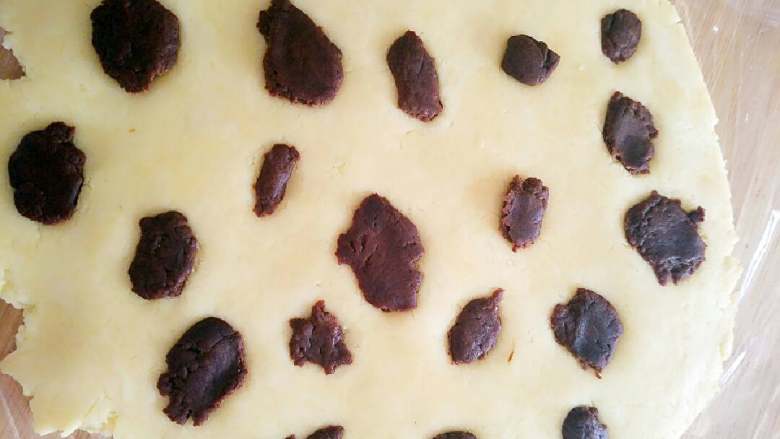 炼乳奶牛饼干,把可可味儿的面团分成无数不规则的小面团按在原味面团上