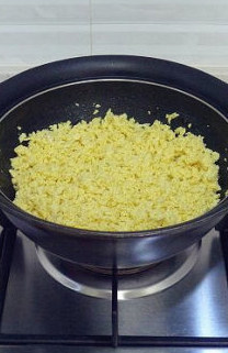 韭菜盒子馅不出水的妙招,鸡蛋打散加入一汤匙清水后打匀，锅中多加些花生油，热后倒入蛋液用筷子划拉着炒熟。