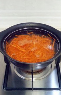 【胡萝卜咸面包】,将胡萝卜切丝，加水煮熟后捞出控干水份待用。