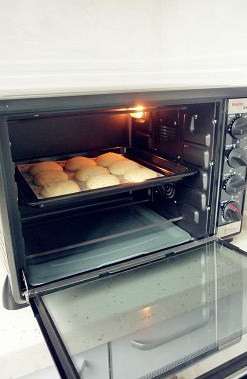 【胡萝卜咸面包】,预热烤箱，150度，15分钟，放入烤焙至能闻到香浓的面包味儿时再续烤2-3分钟即可。