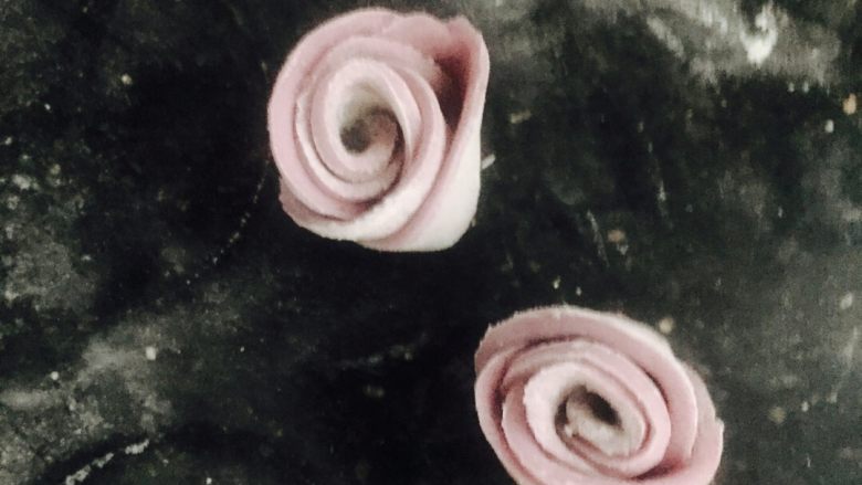 紫薯玫瑰花#有个故事#,栩栩如生的玫瑰花