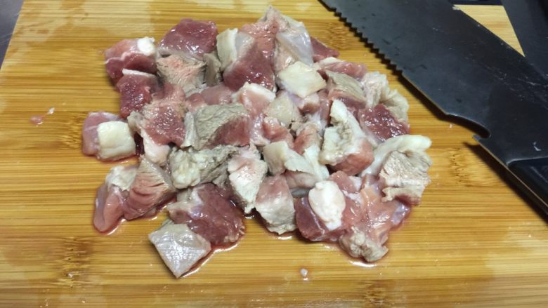 烤腌制羊肉,切丁再次水煮5分钟。