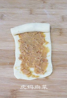 【低粉花生酱面包卷】,上面铺满一层奶油花生酱，抹匀。