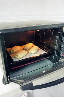 【低粉花生酱面包卷】,放入烤箱，上下火150度，15分钟烤焙，至颜色稍稍发黄即可关火，然后焖2分钟后再将面包取出。