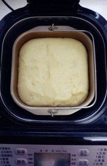 低粉做的面包很绵软：椰蓉面包 ,和成光滑的面团后加入黄油，再次揉面至面能撑出薄膜，然后让面团发酵至原来的两倍大。