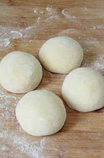 低粉做的面包很绵软：椰蓉面包 ,取出面团，分割成每50克的小面团。