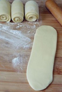 低粉做的面包很绵软：椰蓉面包 ,将小面团分别擀薄后卷起。