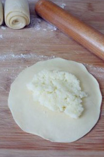 低粉做的面包很绵软：椰蓉面包 ,再将面卷擀成饺子皮一样的圆形，上面放椰蓉馅。