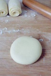 低粉做的面包很绵软：椰蓉面包 ,包好后收口向下并按扁。