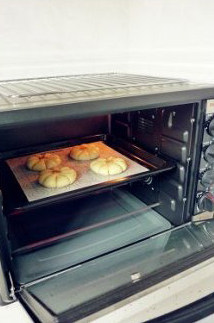 低粉做的面包很绵软：椰蓉面包 ,放入烤箱，上下火150度，15分钟。