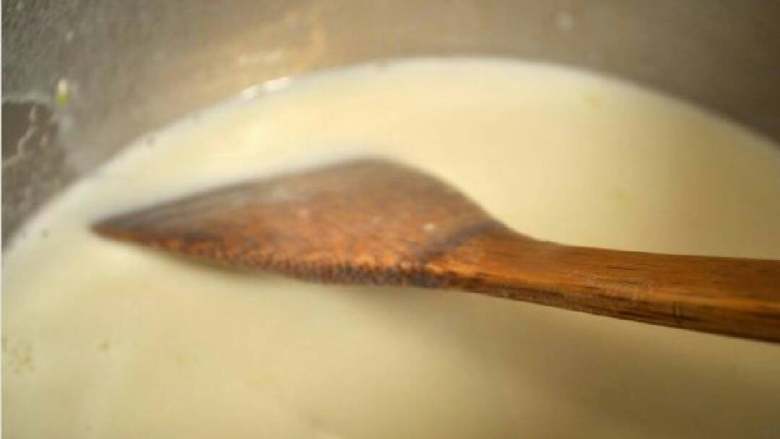 奶酪通心菜,慢慢倒入牛奶，搅拌直到光滑，煮至浓稠约5分钟，期间偶尔搅拌。