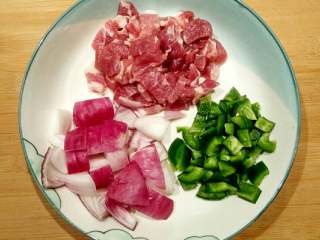 洋葱猪颈肉,猪颈肉切片，洋葱切片，青椒切块。
