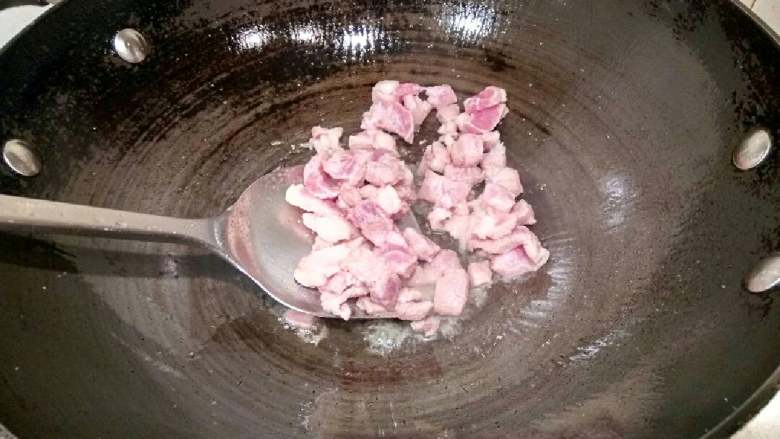 洋葱猪颈肉,锅里放油适量，油八成热下猪颈肉翻炒至变色，捞出待用。