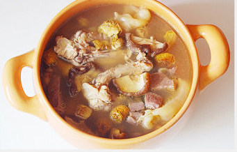 煲一碗由内而外焕发的美【菌菇花胶牛肉汤】,盖盖子继续煲半小时，加入少许盐调味即可。