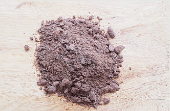 爆表的颜值与味值【巧克力酥皮泡芙】 ,双手捧着材料，合起掌来，来回搓成湿润的砂砾状；