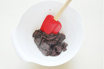 爆表的颜值与味值【巧克力酥皮泡芙】 ,将拌合好的面团取出，放入一个干净的盆中，室温降温，1-2分钟即可（此时可以预热烤190℃）；
