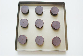 爆表的颜值与味值【巧克力酥皮泡芙】 ,将巧克力酥皮从冰箱取出，切成2-3mm的片，铺在泡芙糊上；