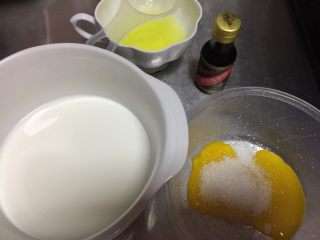 卡仕达酱,准备好食材：纯牛奶倒入碗里.蛋黄2个装进碗里.香草精.淀粉（我忘记拍上了😄）砂糖备好倒进蛋黄里.