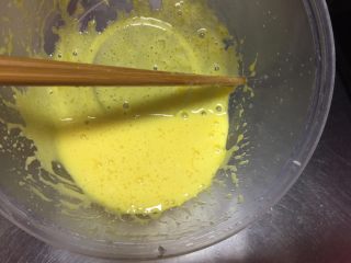 卡仕达酱,蛋黄和砂糖一起搅拌，必须把蛋黄打发白喔