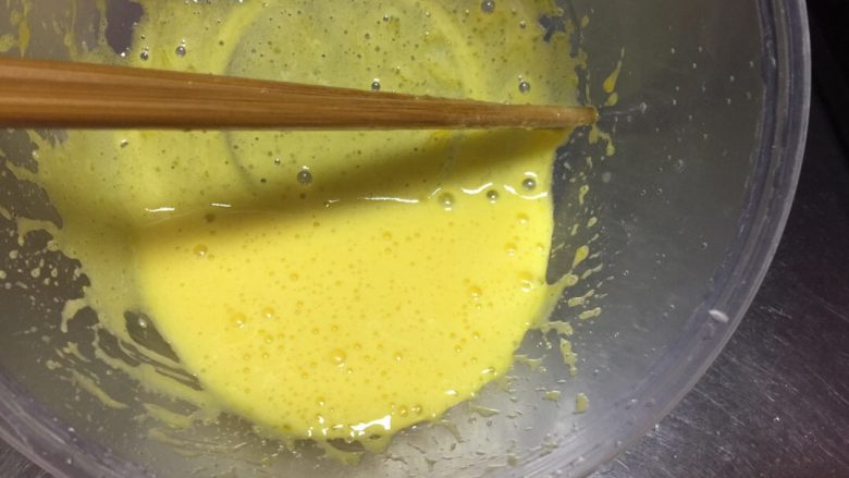 卡仕达酱,蛋黄和砂糖一起搅拌，必须把蛋黄打发白喔