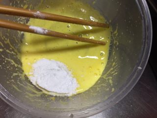 卡仕达酱,打发完以后加入玉米淀粉继续搅拌直到把淀粉溶解开.