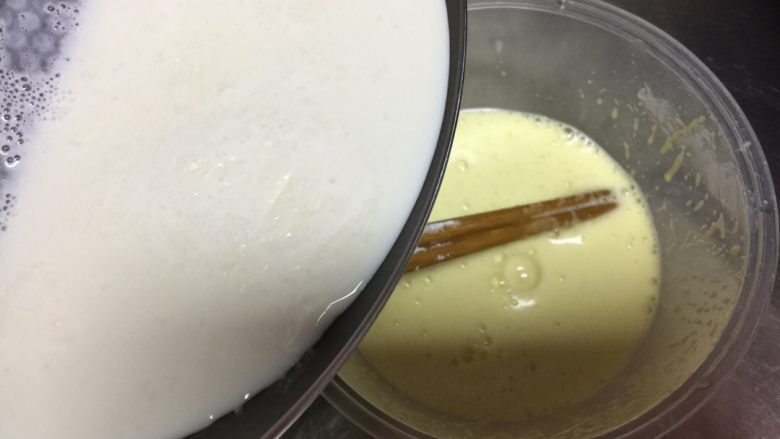 卡仕达酱,牛奶翻开以后关火倒入蛋黄碗里（倒入4/）继续搅拌均匀.