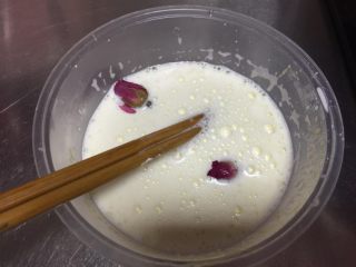 卡仕达酱,放入玫瑰花瓣，再把剩余的牛奶一起倒进蛋黄碗里继续搅拌均匀.