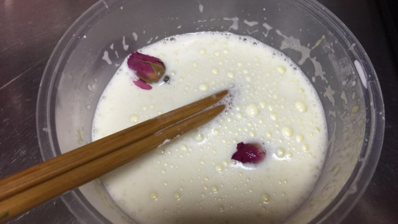 卡仕达酱,放入玫瑰花瓣，再把剩余的牛奶一起倒进蛋黄碗里继续搅拌均匀.