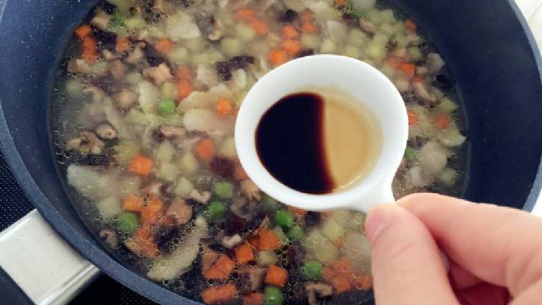 宝宝辅食:香菇土豆焖肉饭,倒入300g水，加盖煮至水开，然后可加入少许盐和宝宝有机酱油调味。