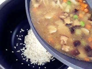 宝宝辅食:香菇土豆焖肉饭,把浸泡好的大米放入电饭锅，倒入步骤6的所有食材和汤料，并且翻拌均匀，按下电饭锅煮饭模式就可以了。