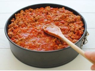 芝士肉醬通心粉意粉,將加熱好的番茄肉醬…均勻地鋪在通粉上加上馬蘇里拉