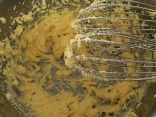 腰果酥🍪,黄油早上称好，室温软化，中饭后做的。用电动打蛋器打发。