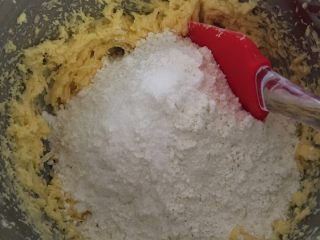 腰果酥🍪,加入面粉泡打粉还有盐，用刮刀搅拌