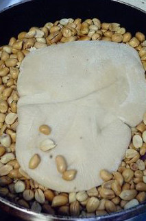 徐州，古老的麦芽花生糖 ,做法：将花生米放入不粘锅中小火炒热，至烫手的程度后将麦芽糖放在花生的上面。
