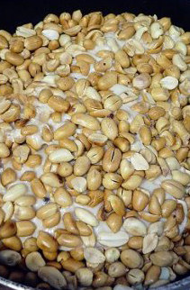 徐州，古老的麦芽花生糖 ,在麦芽糖溶化的过程中可以将花生米不停的盖在麦芽糖上，用铲子按压。