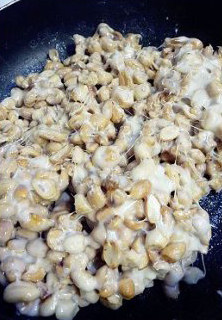徐州，古老的麦芽花生糖 ,等到糖全部化开，就可以像炒菜一样的用铲子反复折叠糖跟花生，直至均匀融合即可。