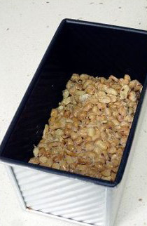 徐州，古老的麦芽花生糖 ,趁热将软的花生糖盛入不粘的容器中定型，我用的土司盒。