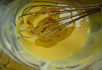 貌似轻乳酪~~~~酸奶蛋糕 ,在蛋黄中加入酸奶，用蛋抽拌匀后，再加入橄榄油拌匀。