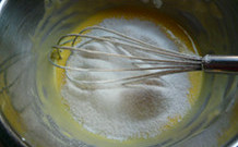 貌似轻乳酪~~~~酸奶蛋糕 ,筛入低筋面粉，用刮刀拌匀，即成蛋黄面糊。