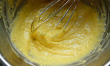 貌似轻乳酪~~~~酸奶蛋糕 ,在蛋清中放少许白醋或是柠檬汁后，手持电动打蛋器低速将蛋清发泡状态后，转高速后分3次加入细砂糖搅打至偏硬性的湿性发泡状态，即提起打蛋头有小尖角，小尖角不用很尖，有点小弯钩的状态就行。