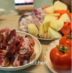 百分百好吃的【红烩牛腩】,准备材料：牛腩切方块，洋葱、胡萝卜、土豆和西红柿削皮切块