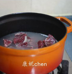 百分百好吃的【红烩牛腩】,牛腩和清水一起放在煮锅，把牛腩煮沸后煮5分钟，煮出牛腩的血水和杂质。